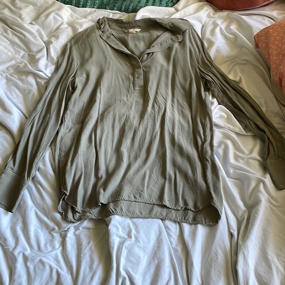 Green quarter button up. Soft fabric - Picture 1 of 2